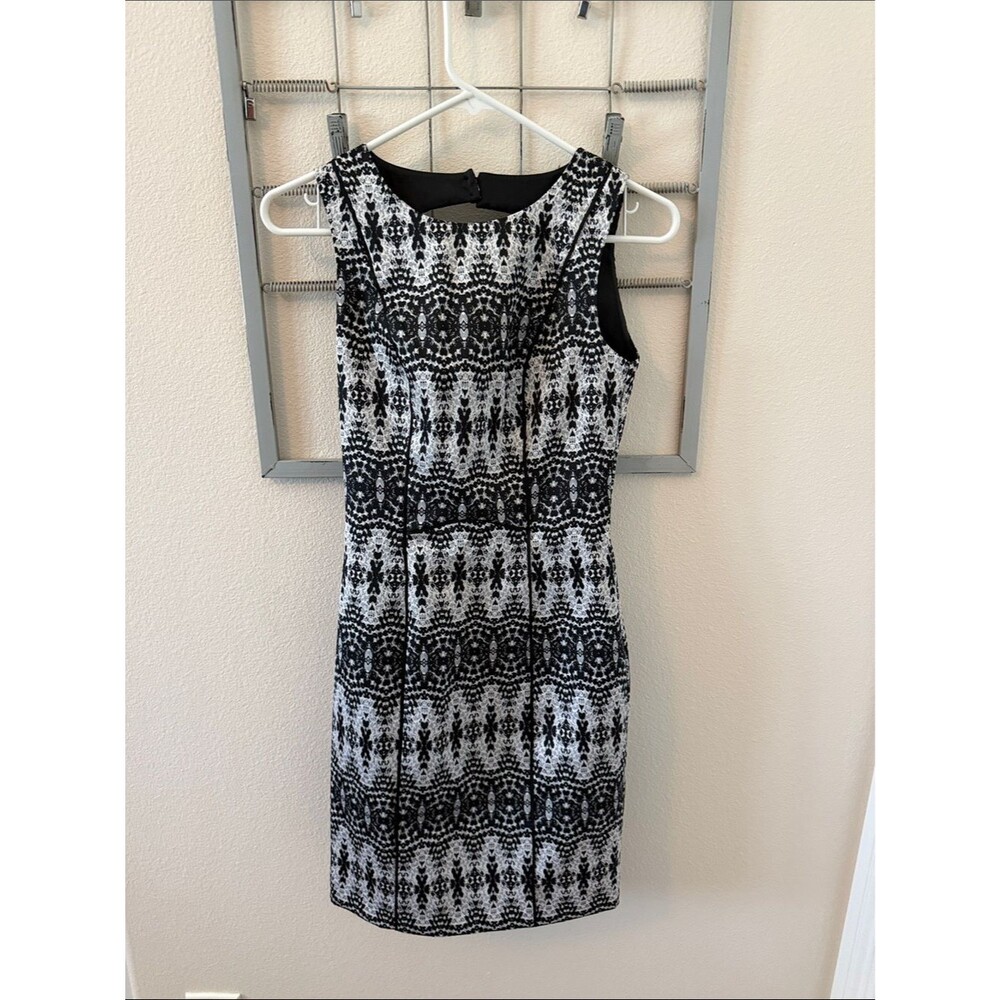 H&M Black and White Patterned Sleeveless Sheath Dress